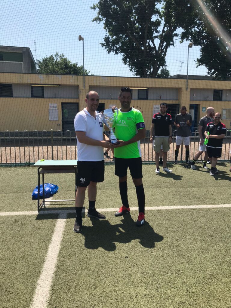 XVII Memorial Sergio Raccichini - Il Presidente Marco Bedin premia Denis Santonocito, Capitano della squadra di AIA Abbiategrasso, prima classificata
