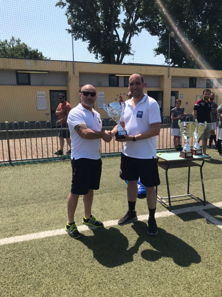Il Presidente Marco Bedin premia Luca Battista, Capitano della nostra squadra, terza classificata